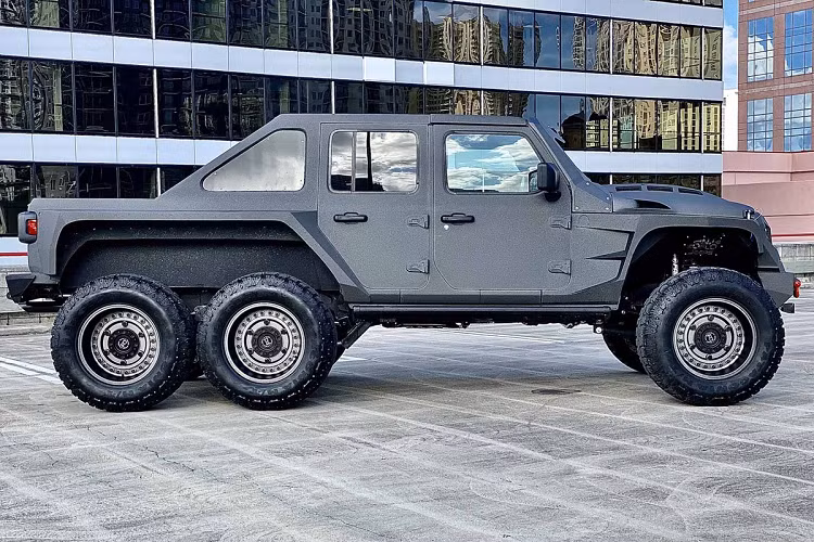 Chiếc bán tải được sơn nhám, trang bị lốp đi địa hình kích thước 40 inch. Màu ngoại thất hay kiểu mâm có thể được thay đổi tùy theo sở thích của khách hàng đặt mua Apocalypse Hellfire 6x6.