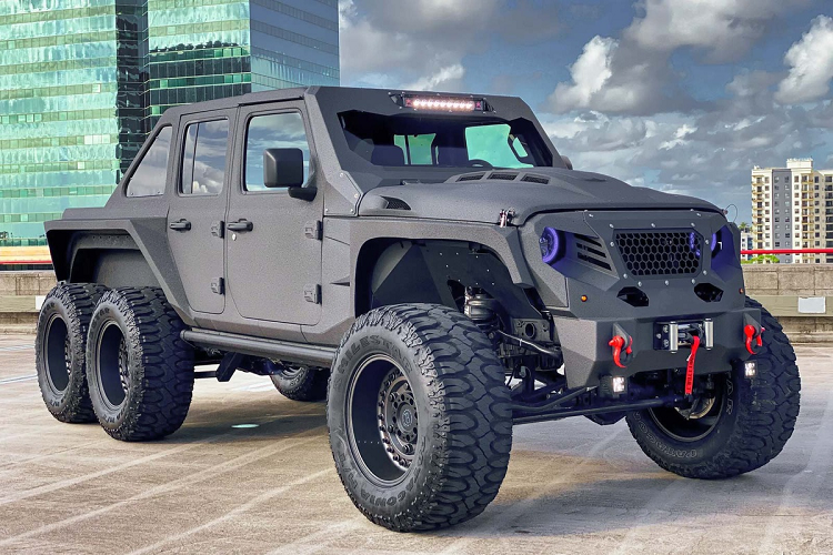 Mẫu xe bán tải Apocalypse Hellfire 6x6 được phát triển dựa trên khung gầm của Jeep, tuy nhiên nhà sản xuất không nói rõ xe nguyên bản là mẫu SUV Wrangler hay chiếc bán tải Gladiator. Ngoại hình của Hellfire 6x6 to lớn, phần thân được kéo dài với 3 trục và khoảng sáng gầm được nâng cao.