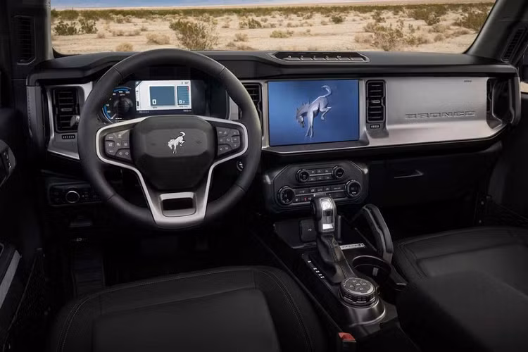 Đối với chiếc Ford Bronco 2 cửa mui cứng mã VIN 001 mới được bán đấu giá, nó là một chiếc First Edition lắp đầy đủ trang bị với màu sơn ngoại thất xanh Lightning Blue độc quyền. Ở bên trong, chiếc xe có ghế ngồi bọc da Navy Pier, trong khi một động cơ V6 EcoBoost dung tích 2.7 lít nằm dưới nắp capô, kết nối tới một hộp số tự động 10 cấp.