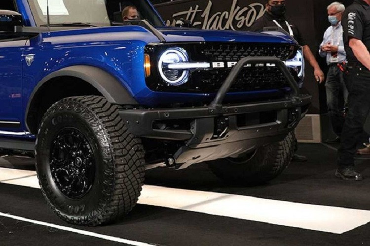 Cụ thể, giá xe Ford Bronco 2021 cửa thế hệ thứ 6 đầu tiên đã được bán ra tới 1.075.000 USD (khoảng 24,8 tỷ đồng) tại phiên đấu giá Barrett-Jackson Scottsdale diễn ra ở Arizona, Mỹ vào cuối tuần này.