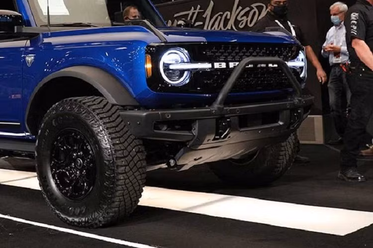 Cụ thể, giá xe Ford Bronco 2021 cửa thế hệ thứ 6 đầu tiên đã được bán ra tới 1.075.000 USD (khoảng 24,8 tỷ đồng) tại phiên đấu giá Barrett-Jackson Scottsdale diễn ra ở Arizona, Mỹ vào cuối tuần này.