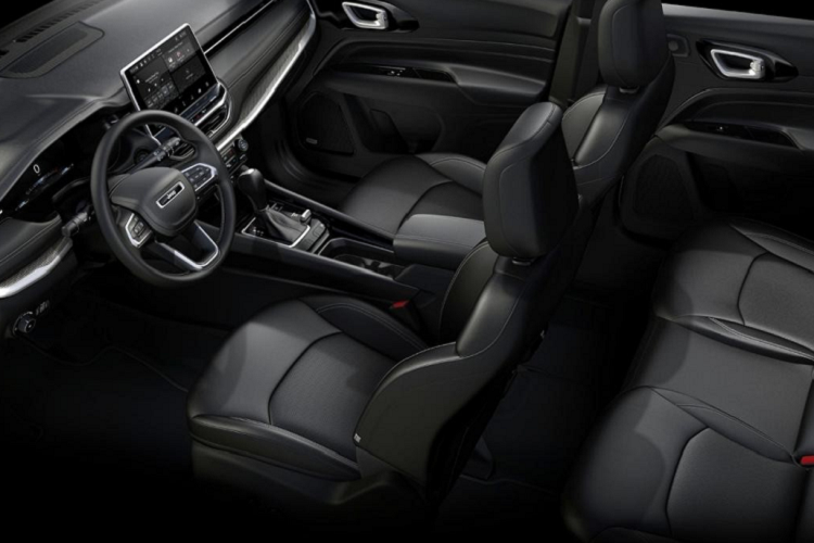 Về mặt an toàn, Jeep Compass Sport 2022 được trang bị sẵn nhiều hệ thống hỗ trợ người lái, bao gồm cảnh báo va chạm trước kèm phanh tự động khẩn cấp, tự động chỉnh làn, giám sát điểm mù, cảm biến phát hiện phương tiện cắt ngang phía sau và camera đỗ xe. Cung cấp sức mạnh cho Compass Sport là khối động cơ Tigershark 4 xylanh 2.4L, sản sinh công suất 177 mã lực và mômen xoắn cực đại 233 Nm. Sức mạnh này được truyền đến cầu trước thông qua hộp số tự động 6 cấp.