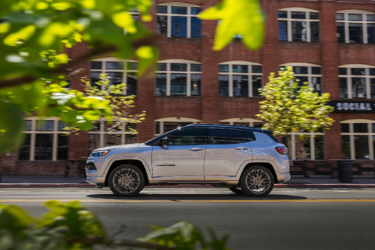 Bản tiêu chuẩn của mẫu SUV này có tên là Jeep Compass Sport 2022 thế hệ mới, xe đã được cải tiến về ngoại hình cũng như thiết kế đèn pha mới. Bên cạnh đó cửa sổ xe còn là loại tối màu giúp tăng độ riêng tư bên trong khoang lái, mui xe được trang bị giá nóc, vành xe là loại mâm nhôm kích thước 16 inch.