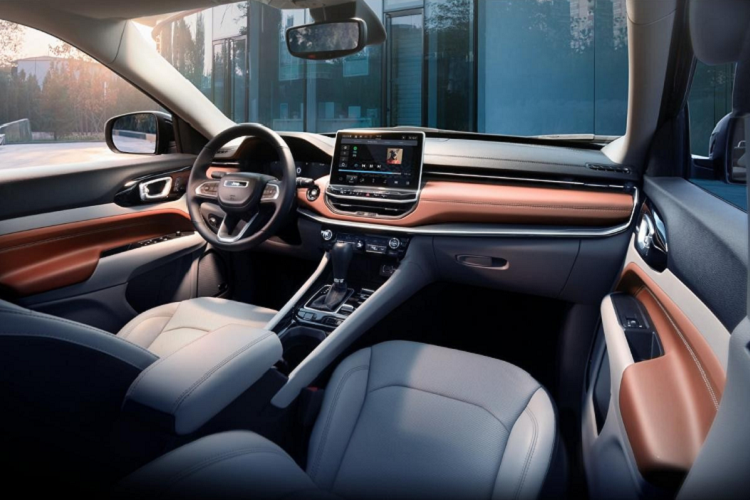 So với bản tiêu chuẩn, Jeep Compass Latitude có ngoại hình bề thế hơn, nắm cửa trùng màu với xe, đèn sương mù và bộ mâm nhôm kích thước 17 inch. Bước vào khoang lái, vô lăng và ghế xe được bọc vải và nhựa vinyl. Bên cạnh đó là gương trang điểm có đèn trợ sáng, hệ thống khóa thông minh tiếp xúc và đèn chiếu sáng nội thất.