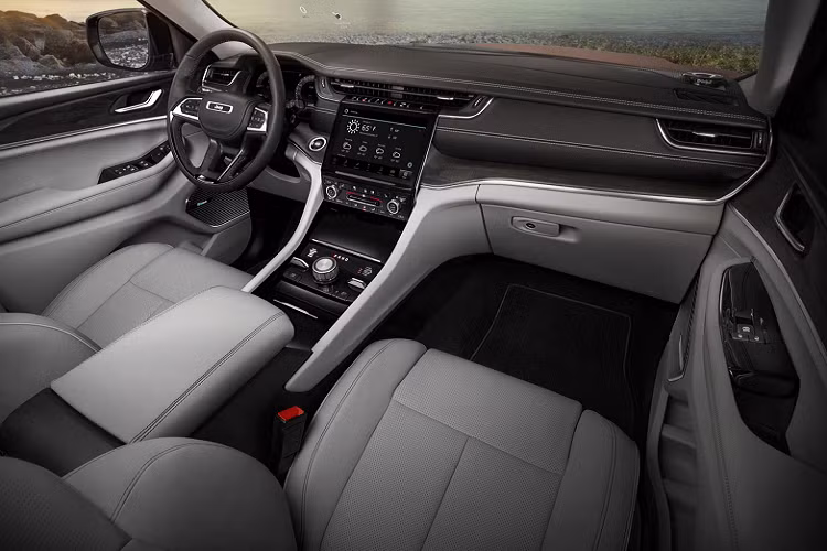 Như nhiều khách hàng mong đợi, thiết kế bên ngoài của mẫu xe SUV Jeep Grand Cherokee L hơi khác một chút so với Grand Cherokee quen thuộc. Phần đầu xe mang nét tương đồng với mẫu concept Grand Wagoneer sang trọng với đèn pha mỏng, nằm ngang và lưới tản nhiệt 7 nan dọc. Tùy thuộc vào từng phiên bản, xe sẽ trang bị thêm đèn LED chạy ban ngày được đặt thấp trong cản trước xe.