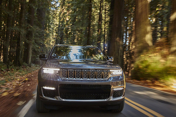 Hãng xe Mỹ chưa công bố giá xe Jeep Grand Cherokee L mới, nhưng dự kiến dòng xe mới này sẽ có mặt tại các đại lý vào iữa năm 2021. Grand Cherokee 2 hàng ghế hiện tại có giá 37.765 USD, vì vậy phiên bản 3 hàng ghế có thể cao hơn một chút.