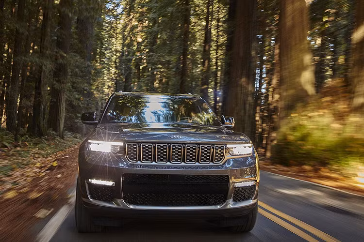 Hãng xe Mỹ chưa công bố giá xe Jeep Grand Cherokee L mới, nhưng dự kiến dòng xe mới này sẽ có mặt tại các đại lý vào iữa năm 2021. Grand Cherokee 2 hàng ghế hiện tại có giá 37.765 USD, vì vậy phiên bản 3 hàng ghế có thể cao hơn một chút.