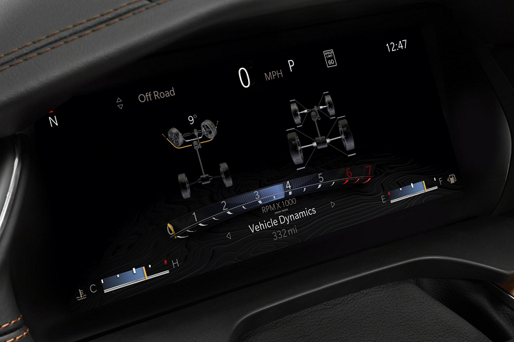 Ở bên hông, Jeep Grand Cherokee L 2021 mang đến giao diện sắc nét và thuôn dài. Dàn chân xe hoàn thiện với bộ mâm 21 inch lần đầu tiên xuất hiện trên dòng xe này. Ở phía sau, đèn hậu có đồ họa viền mỏng chạy từ nắp cốp vòng lên chắn bùn xe.