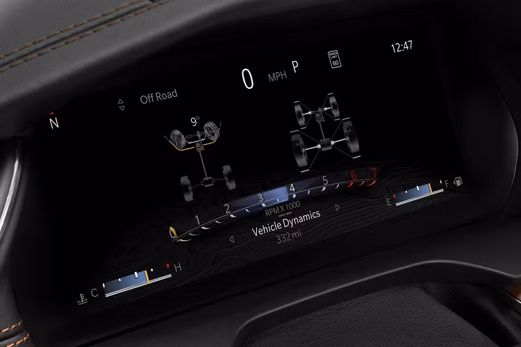 Ở bên hông, Jeep Grand Cherokee L 2021 mang đến giao diện sắc nét và thuôn dài. Dàn chân xe hoàn thiện với bộ mâm 21 inch lần đầu tiên xuất hiện trên dòng xe này. Ở phía sau, đèn hậu có đồ họa viền mỏng chạy từ nắp cốp vòng lên chắn bùn xe.