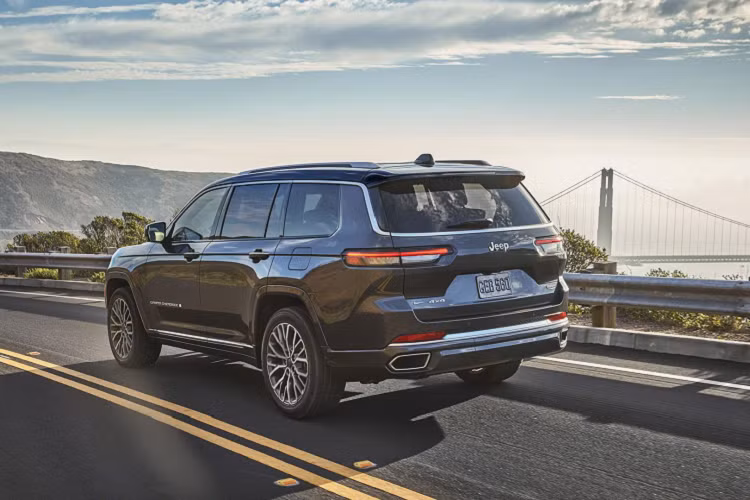 Phiên bản Summit mới cho năm 2021 hiện là phiên bản hàng đầu của dòng SUV này. Ở phiên bản này, nội thất bọc da Palermo thủ công cao cấp bao phủ toàn hàng ghế. Màu vàng Tupelo mới góp phần mang đến cảm giác mới lạ bên trong xe, trong khi gỗ óc chó có hoa văn bao phủ bảng điều khiển. Cột A và trần xe cũng không kém nổi bật với chất liệu da lộn.