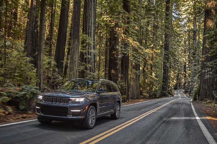Trên các phiên bản Overland và Summit, ghế thể thao phía trước xe có thể điều chỉnh điện 16 hướng, sưởi ấm và thông gió, đồng thời cung cấp chức năng mát-xa với năm cấu hình có thể tùy chỉnh. Các phiên bản Overland và Summit cũng cung cấp tùy chọn hàng ghế thứ hai có sưởi. Đi cùng với chiều dài cơ sở được mở rộng, dung tích khoang hành lý của chiếc SUV cũng tăng thêm đáng kể ở mức 482 lít.