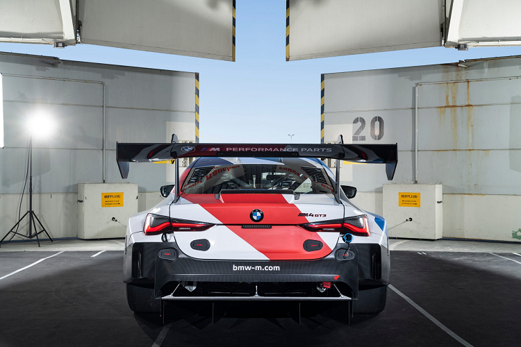 So với M6 GT3, BMW đã nâng cấp 3 vấn đề lớn mà các tay đua hay gặp phải: cảm giác lái ổn định, hiệu quả chi phí và khả năng vận hành của xe. Các thiết bị hỗ trợ bên trong khoang lái giờ đây đã có thiết kế thoải mái hơn cho các tay đua nghiệp dư.