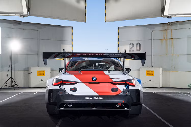 So với M6 GT3, BMW đã nâng cấp 3 vấn đề lớn mà các tay đua hay gặp phải: cảm giác lái ổn định, hiệu quả chi phí và khả năng vận hành của xe. Các thiết bị hỗ trợ bên trong khoang lái giờ đây đã có thiết kế thoải mái hơn cho các tay đua nghiệp dư.