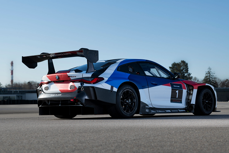 Xe có kích thước mâm 12.5 x 18 inch ở cầu trước và 13.0 x 18 inch ở cầu sau. M4 GT3 cũng được thử nghiệm với nhiều phiên bản lốp đua khác nhau nhằm đảm bảo chiếc xe có thể đáp ứng được với nhiều thương hiệu lốp khác nhau cho nhiều giải đua trên toàn thế giới.