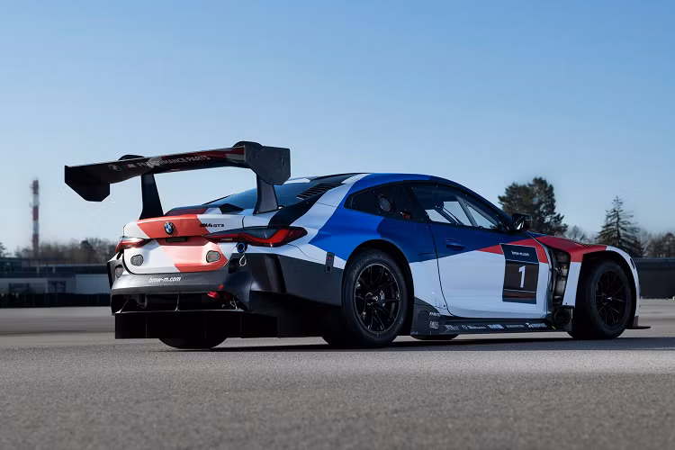 Xe có kích thước mâm 12.5 x 18 inch ở cầu trước và 13.0 x 18 inch ở cầu sau. M4 GT3 cũng được thử nghiệm với nhiều phiên bản lốp đua khác nhau nhằm đảm bảo chiếc xe có thể đáp ứng được với nhiều thương hiệu lốp khác nhau cho nhiều giải đua trên toàn thế giới.