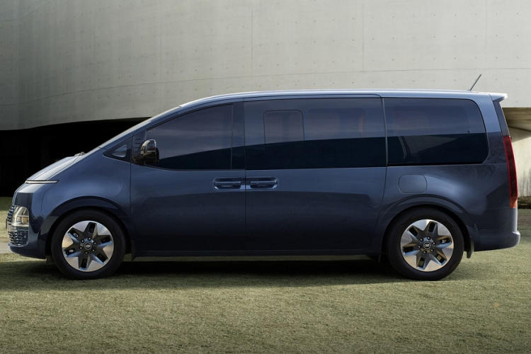  Giá xe Hyundai Staria 2022 mới sẽ bán ra từ 63.500 AUD (1,07 tỷ đồng) tại thị trường Úc cho bản động cơ 3.5 L và 66.500 AUD (1,13 tỷ đồng) cho bản động cơ diesel. Nếu về thị trường Việt Nam, khác hàng chắc chắn sẽ phải đợi tới năm 2022.