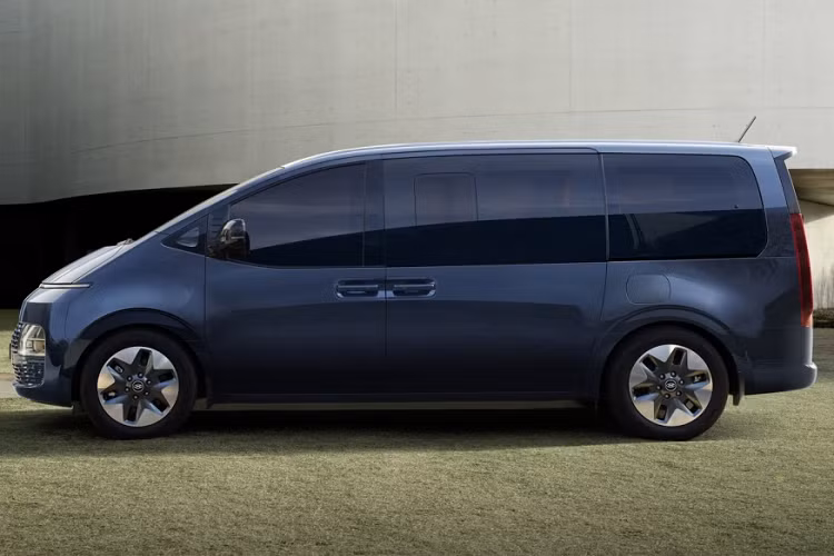  Giá xe Hyundai Staria 2022 mới sẽ bán ra từ 63.500 AUD (1,07 tỷ đồng) tại thị trường Úc cho bản động cơ 3.5 L và 66.500 AUD (1,13 tỷ đồng) cho bản động cơ diesel. Nếu về thị trường Việt Nam, khác hàng chắc chắn sẽ phải đợi tới năm 2022.