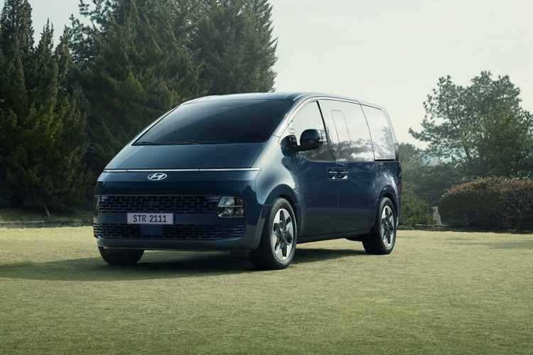 Xe có thêm cửa sổ trời chỉnh điện kép, ghế trước có sưởi và thông gió, vô lăng sưởi, giám sát điểm mù, màn hình quan sát hành khách phía sau, LED map light và một tấm lót đầu bằng vải...