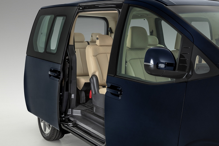 Xe có thêm cửa trượt chỉnh điện thông minh, cửa hậu chỉnh điện, chìa khóa thông minh khởi động từ xa, ghế bọc da, cụm đồng hồ kỹ thuật số 10,25 inch, cập nhật giao thông trực tiếp, đài kỹ thuật số DAB +, ghế lái điều chỉnh điện 12 hướng, ghế bọc da, rèm cửa sổ cho chiếc thứ hai và hàng ghế thứ ba, điều hòa nhiệt độ tự động và camera 360 độ.