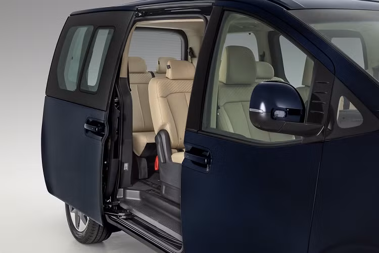 Xe có thêm cửa trượt chỉnh điện thông minh, cửa hậu chỉnh điện, chìa khóa thông minh khởi động từ xa, ghế bọc da, cụm đồng hồ kỹ thuật số 10,25 inch, cập nhật giao thông trực tiếp, đài kỹ thuật số DAB +, ghế lái điều chỉnh điện 12 hướng, ghế bọc da, rèm cửa sổ cho chiếc thứ hai và hàng ghế thứ ba, điều hòa nhiệt độ tự động và camera 360 độ.