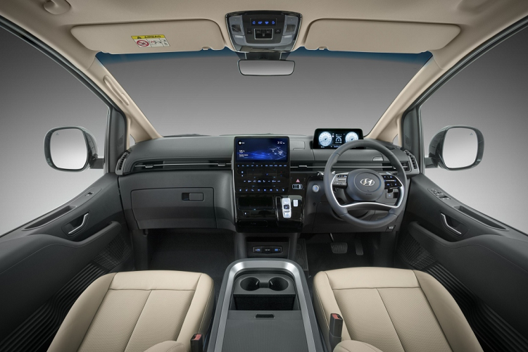 Xe cũng có chức năng mở cửa không cần chìa, màn hình thông tin giải trí 8 inch, cụm đồng hồ kỹ thuật số 4,2 inch, hệ thống âm thanh 6 loa và điều chỉnh hòa nhiệt độ hàng ghế sau