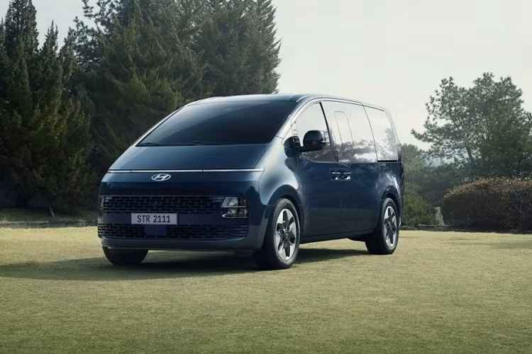 Các phiên bản của mẫu xe MPV Hyundai Staria đều sẽ có 2 tùy chọn động cơ là dầu tăng áp 2.2L và xăng V6. Trong đó, Động cơ dầu tăng áp 2.2l CRDi cho công suất 174 mã lực và mô-men xoắn 430Nm, đi cùng hệ dẫn động tất cả các bánh AWD; Động cơ xăng 3.5L V6 MPi cho công suất 268 mã lực và mô-men xoắn 331 Nm, đi cùng hệ dẫn động cầu trước.