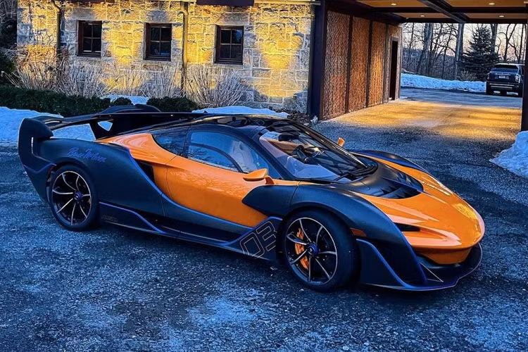 Siêu phẩm McLaren Sabre của Sparky18888 có nước sơn ngoại thất phối 2 tông màu cam/xanh than khá lạ mắt. Kèm theo đó là logo 03 trên thân xe có thể nhằm biểu thị đây là chiếc thứ 3 trên tổng 15 chiếc Sabre được sản xuất.