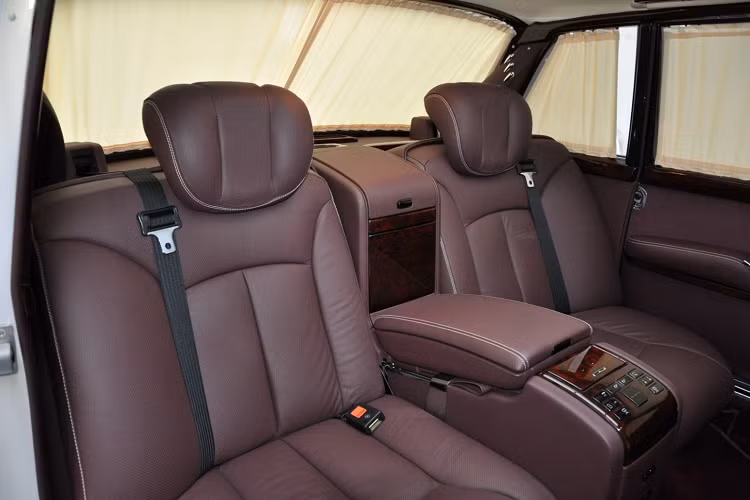 Nhiều tiện ích được trang bị dành cho khách VIP sử dụng mẫu 600 Pullman, danh sách có thể kể đến như ghế tích hợp sưởi và làm mát, bàn làm việc, đầu giải trí, tivi, hệ thống âm thanh vòm, tủ lạnh chứa rượu...