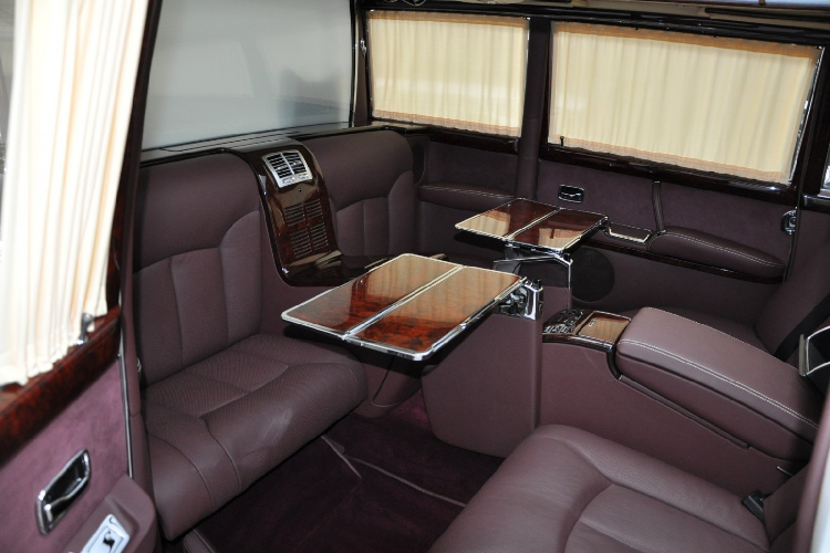 Khoang hành khách phía sau được ngăn cách hoàn toàn với cabin phía trước. Khoang sau có không gian rộng rãi với 2 hàng ghế bố trí đối diện nhau, trần xe là lớp kính đặc biệt có thể thay đổi độ trong để lấy ánh sáng vào nội thất.