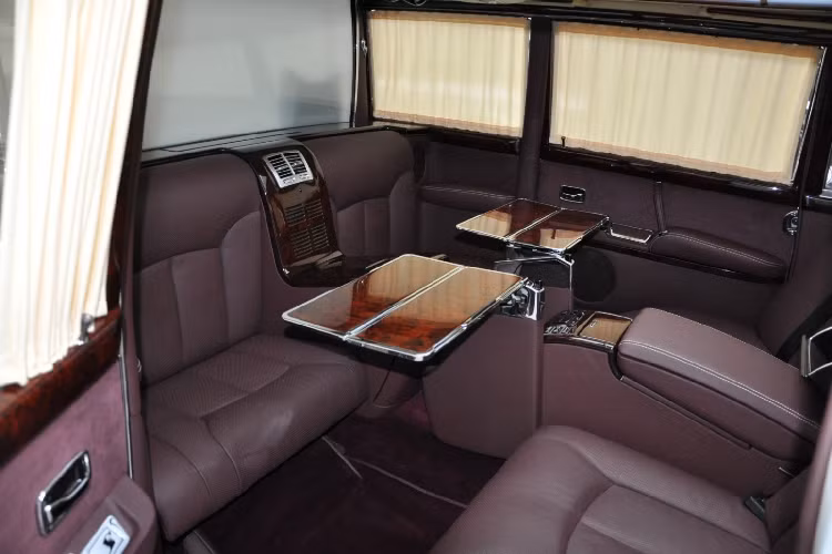 Khoang hành khách phía sau được ngăn cách hoàn toàn với cabin phía trước. Khoang sau có không gian rộng rãi với 2 hàng ghế bố trí đối diện nhau, trần xe là lớp kính đặc biệt có thể thay đổi độ trong để lấy ánh sáng vào nội thất.