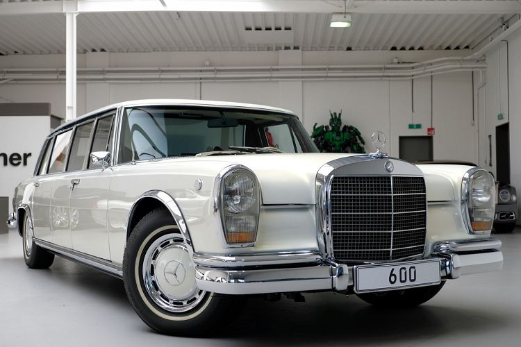 Mới đây, một chiếc Mercedes-Benz 600 Pullman bản 4 cửa đời 1975 vừa được đăng bán bởi Auto Leitner, đại lý chuyên bán xe sang đã qua sử dụng có trụ sở tại Hà Lan. Mẫu xe hơn 45 năm tuổi được định giá ở mức 2,57 triệu USD (khoảng hơn 60 tỷ đồng) với quãng đường di chuyển chỉ hơn 1.100 km.