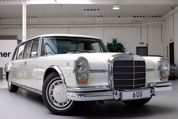 Mới đây, một chiếc Mercedes-Benz 600 Pullman bản 4 cửa đời 1975 vừa được đăng bán bởi Auto Leitner, đại lý chuyên bán xe sang đã qua sử dụng có trụ sở tại Hà Lan. Mẫu xe hơn 45 năm tuổi được định giá ở mức 2,57 triệu USD (khoảng hơn 60 tỷ đồng) với quãng đường di chuyển chỉ hơn 1.100 km.