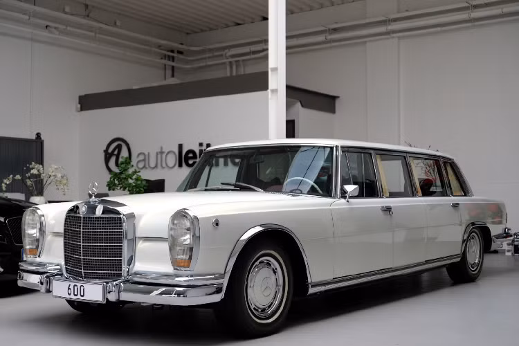 Mẫu xe siêu sang Mercedes-Benz 600 (W100) là dòng xe siêu sang được thương hiệu ngôi sao 3 cánh sản xuất trong giai đoạn 1963-1981. Bên cạnh phiên bản sedan, Mercedes-Benz 600 còn có biến thể trục cơ sở dài với tên gọi Pullman vốn được nhiều yếu nhân ưa chuộng.