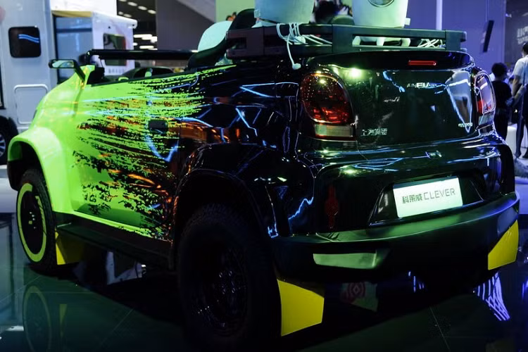 Như tên gọi và cách trang trí cho, đây rõ ràng là một mẫu xe concept hướng đến ý tưởng “người Sao Hỏa” như những gì chúng ta từng thấy trong các bộ phim viễn tưởng. Về bản chất, nó là một phiên bản roadster mui trần đặc biệt dựa trên mẫu xe điện bé nhỏ của công ty Roewe.