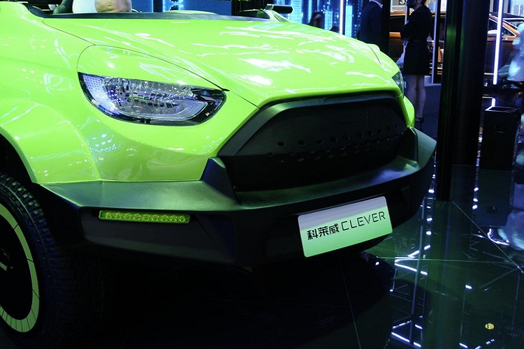 Bên trong, các ghế tiêu chuẩn được thay thế bằng ghế bucket thể thao, và vô lăng cũng được xử lý tương tự như phần còn lại của chiếc xe với phần trên được cắt bỏ. Những vị trí còn lại đã được hoàn thiện với tông màu tương tự như ngoại thất của xe.