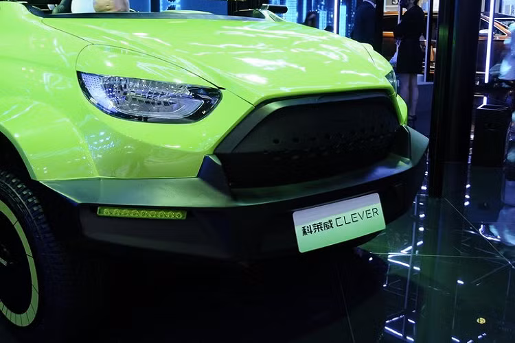 Bên trong, các ghế tiêu chuẩn được thay thế bằng ghế bucket thể thao, và vô lăng cũng được xử lý tương tự như phần còn lại của chiếc xe với phần trên được cắt bỏ. Những vị trí còn lại đã được hoàn thiện với tông màu tương tự như ngoại thất của xe.