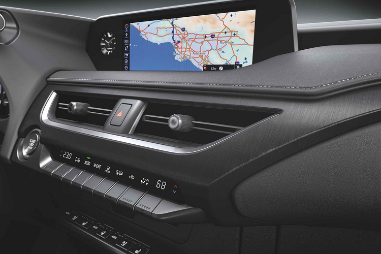 Diện mạo Lexus UX đem đến những chi tiết quen thuộc với bộ lưới tản nhiệt cỡ lớn, trong đó là các thanh ngang ngang dạng mũi tên hướng về chính giữa, bao quanh bởi đường viền mạ chrome sáng. Cụm đèn pha sử dụng bóng bi-LED, tích hợp dải đèn chạy ban ngày LED dạng mũi tên, tích hợp thêm đèn báo rẽ.