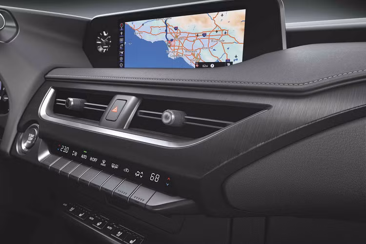 Diện mạo Lexus UX đem đến những chi tiết quen thuộc với bộ lưới tản nhiệt cỡ lớn, trong đó là các thanh ngang ngang dạng mũi tên hướng về chính giữa, bao quanh bởi đường viền mạ chrome sáng. Cụm đèn pha sử dụng bóng bi-LED, tích hợp dải đèn chạy ban ngày LED dạng mũi tên, tích hợp thêm đèn báo rẽ.