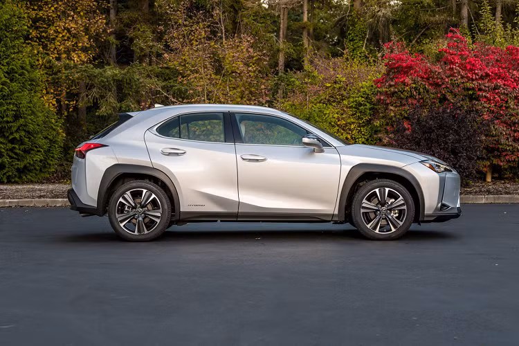 Ngoài màu Đen tiêu chuẩn, phiên bản F SPORT còn có tùy chọn phối màu nội thất với ghế đỏ Circuit chỉ dành riêng cho phiên bản này.