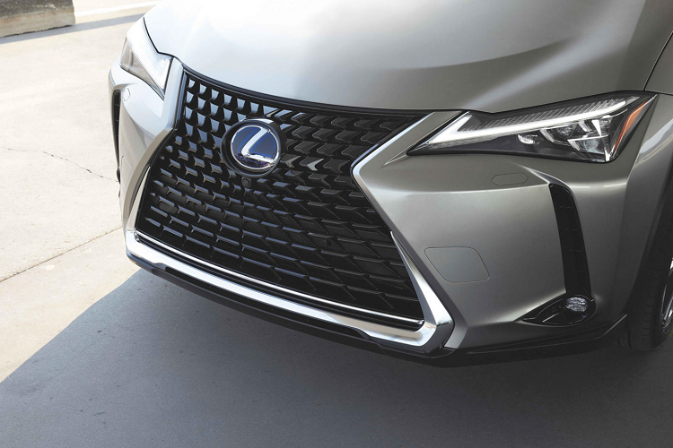 Lexus UX 2022 thế hệ mới được bán ra với hai phiên bản bao gồm bản có hệ dẫn động cầu trước UX 200 cùng trang bị động cơ 4 xi-lanh, dung tích 2.0 lít kết hợp với Hộp số biến đổi liên tục 10 cấp trực tiếp (DCVT). Phiên bản UX 250 được trang bị hệ dẫn động bốn bánh cùng động cơ xăng 2.0 lít cung hiệu năng được cải thiện kết hợp với trang bị hybrid thế hệ thứ tư được thiết kế riêng cho nền tảng UX, từ đó giúp UX 250 có khả năng sản sinh mức công suất đầu ra khoảng 181 mã lực.