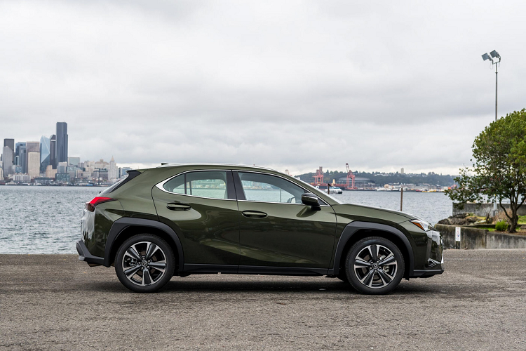Lexus UX được trang bị hệ thống 6 loa tiêu chuẩn và hệ thống tùy chọn 8 loa có sẵn sử dụng màng loa than tre để giảm khối lượng và mang lại âm thanh ấn tượng cho người ngồi trong xe. Cả hai hệ thống đều tạo ra âm trường sống động bằng cách sử dụng các loa tweeter gắn ở hai bên của bảng điều khiển phản xạ âm thanh từ kính chắn gió. Hệ thống 8 loa bổ sung một loa tweeter ở giữa, một loa siêu trầm gắn ở khu vực khoang hành lý phía sau và một bộ khuếch đại mạnh mẽ hơn.