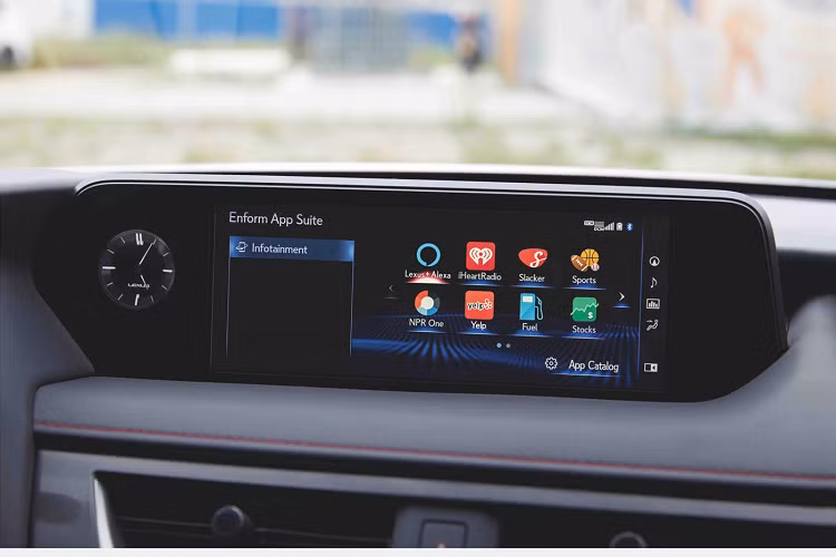 Bên dưới phần cản trước mở rộng, hai bên là hai cụm đèn sương mù nhỏ được đặt nằm sâu trong khe hút gió. Phía sau là cụm đèn hậu sử dụng bóng LED kéo dài nối liền mạch với nhau, cánh gió phía trên tích hợp đèn hậu, ăng-ten vây cá và ống xả đơn ẩn dưới gầm.