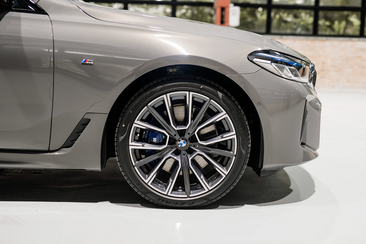 Ở phần đuôi, đường viền ngang ở nắp cốp có thiết kế mạnh mẽ hơn. BMW 630i GT M Sport có 4 tùy chọn màu ngoại thất gồm xám xi-măng, trắng, đen carbon và xám đậm. Mâm xe hợp kim nhẹ M 20 inch với thiết kế 817 M 5 chấu, lốp hỗn hợp 245/40 phía trước và 275/35 phía sau, gói độ cao cấp BMW Individual Shadow Line.