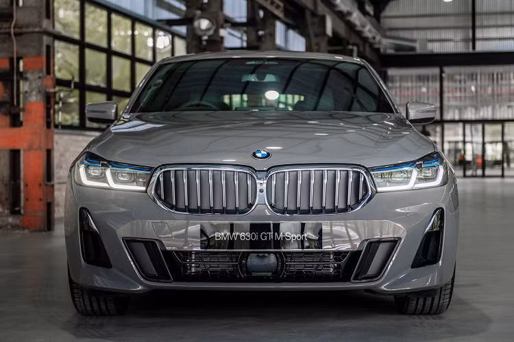 Xe được trang bị động cơ xăng B48 4 xy-lanh thằng hàng 2.0L tăng áp, công suất 255 mã lực từ 5.000 đến 6.500 vòng/phút và mô-men xoắn 400 Nm từ 1.550 đến 4.400 vòng/phút. Động cơ kết hợp với hộp số tự động Steptronic Sport 8 cấp, hệ dẫn động cầu sau.