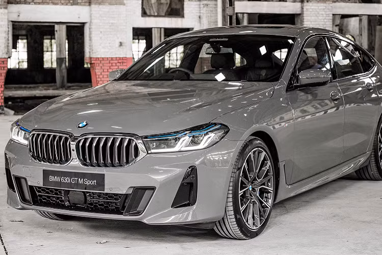 BMW Malaysia vừa cho ra mắt mẫu 6-Series Gran Turismo facelift 2021, mẫu xe này được lắp ráp trong nước. Thế hệ BMW G32 LCI lần đầu ra mắt thế giới vào tháng 5/2020. Tại Malaysia, BMW 6-Series Gran Turismo 2021 mới được phân phối duy nhất phiên bản 630i GT M Sport, giá 400.839 RM, tương đương 96.832 USD (hơn 2,2 tỷ đồng).