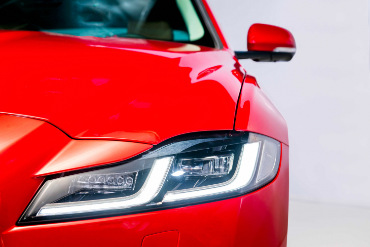 Jaguar XF 2021 thế hệ mới sở hữu ngoại thất mới hấp dẫn hơn, XF 2021 được thiết kế cản trước mới với các khe hút gió lớn hơn và thấp hơn để tăng chiều rộng thị giác. Lưới tản nhiệt phía trước rộng hơn. Khe thoát gió bên hông cùng logo biểu tượng báo chồm đặc trưng. Jaguar XF 2021 được trang bị tiêu chuẩn đèn pha LED cao cấp với đèn ban ngày đặc trưng là trang bị tiêu chuẩn.