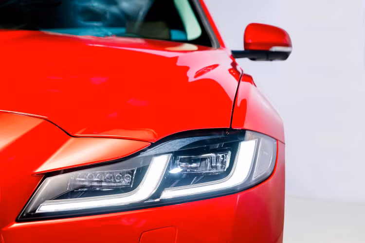 Jaguar XF 2021 thế hệ mới sở hữu ngoại thất mới hấp dẫn hơn, XF 2021 được thiết kế cản trước mới với các khe hút gió lớn hơn và thấp hơn để tăng chiều rộng thị giác. Lưới tản nhiệt phía trước rộng hơn. Khe thoát gió bên hông cùng logo biểu tượng báo chồm đặc trưng. Jaguar XF 2021 được trang bị tiêu chuẩn đèn pha LED cao cấp với đèn ban ngày đặc trưng là trang bị tiêu chuẩn.