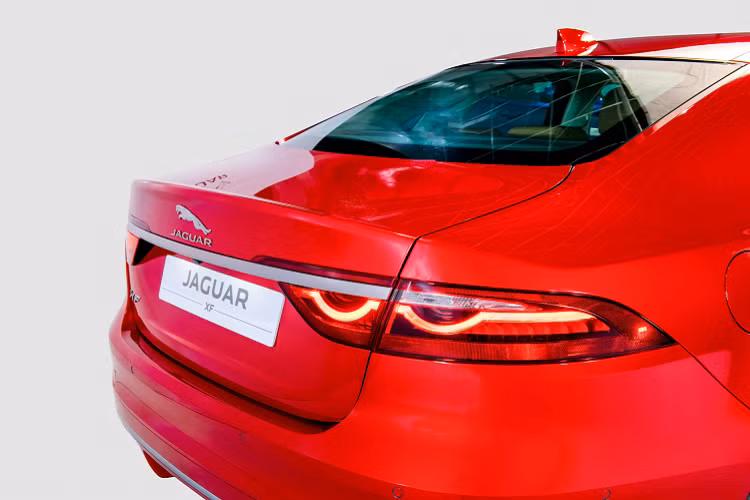 Ngay chính giữa bảng táp lô là công nghệ thông tin giải trí Pivi Pro mới nhất được truy cập thông qua màn hình cảm ứng HD 11,4 inch kính vát cong hoàn toàn mới. Bảng đồng hồ kỹ thuật số Interactive Driver Display HD 12,3 inch mới. Hệ thống âm thanh cao cấp Meridian. Trang bị công nghệ hiển thị thông tin trên kính lái Head-up Display mới nhất.