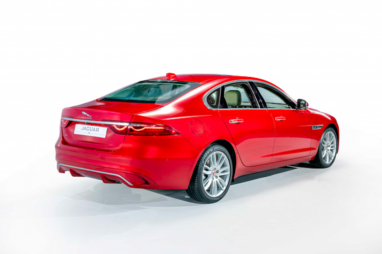 Chính vì thế, mẫu xe Jaguar XF mới phù hợp với tệp khách hàng yêu thích xe Anh Quốc, muốn sở hữu một mẫu xe sang trọng, nhưng cho khả năng vận hành giàu cảm xúc để thường xuyên cầm lái. Ngoài ra, đó phải là một chiếc xe mang thiết kế bền dáng, độc đáo và khác biệt với số đông.