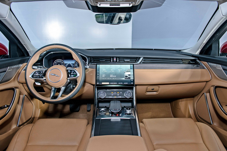 Ngoài ra, Jaguar XF 2021 còn có tùy chọn đèn trước LED Pixel với đèn ban ngày đặc trưng được trang bị công nghệ thông minh nhất của Jaguar để mang đến khả năng hiển thị tốt hơn nữa. Hệ thống chiếu sáng phía trước thích ứng tối ưu hóa chùm sáng theo tốc độ, vị trí và điều kiện thời tiết hiện tại.